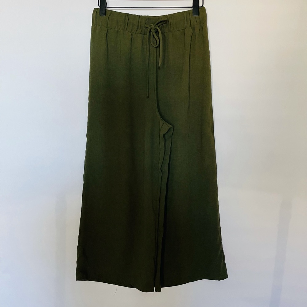 High waisted elastic band forest green pants and ankle length